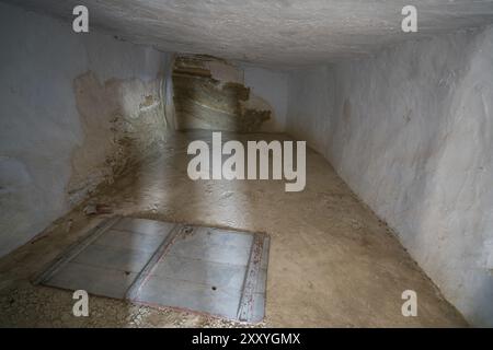 Grottes Argueda salle intérieure abandonnée avec des murs blancs, en Espagne Banque D'Images