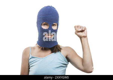 Concept de mouvement de protestation russe, femme portant une Balaclava ou un masque sur la tête montrant un geste de main levée blanc isolé Banque D'Images