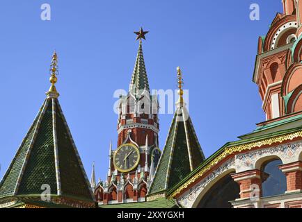 Tour Spassky et dômes de la cathédrale de Basile à Moscou, Russie, Europe Banque D'Images