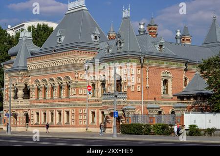 Le bâtiment de l'ambassade de France à Moscou. Les autorités françaises ont arrêté Pavel Durov, fondateur et PDG de Telegram, l'accusant de ne pas coopérer avec les forces de l'ordre dans certaines affaires impliquant l'utilisation de Telegram à des fins criminelles. De nombreuses personnes dans le monde ont exprimé leur soutien à Durov, qualifiant son arrestation d’atteinte à la liberté d’expression. Durov a constamment maintenu que son objectif est de garder Telegram une plate-forme de communication sécurisée, libre de toute pression politique et de la censure gouvernementale. (Photo de Vlad Karkov/SOPA images/SIPA USA) Banque D'Images