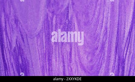 Peinture scintillante. Flux d'encre. Flou violet déversé liquide brillant ondulation Shimmer émulsion scintillante particules étincelantes flux de mouvement arrière-plan d'art abstrait. Banque D'Images
