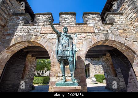 Bad Homburg, Allemagne - 16 août 2024 : la porte principale du fort romain Saalburg près de Francfort, Allemagne avec statue d'Auguste.. Le fort était érigé Banque D'Images