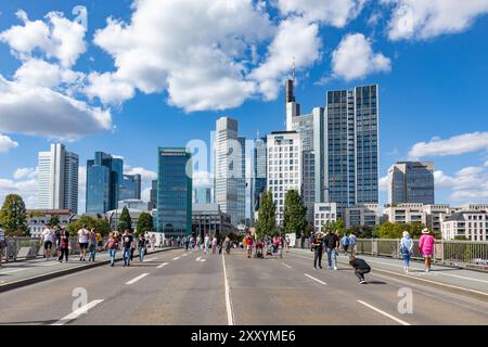 Francfort, Allemagne - 25 août 2024 : vue sur le gratte-ciel moderne du centre-ville de francfort, vu du pont piétonnier eiserner steg - sentier de fer. Banque D'Images