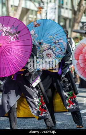 Tokyo, Japon - 25 août 2024 : défilé 'Super Yosakoi', événement culturel très populaire organisé dans les rues de Harajuku et Omotesando dans le centre de Tokyo. Banque D'Images