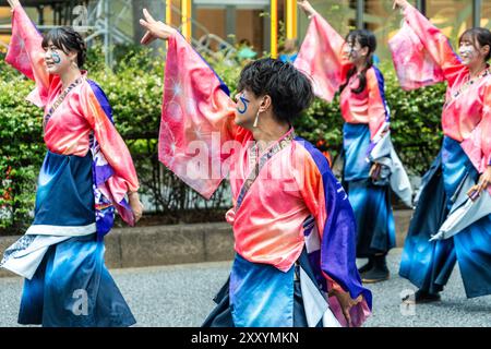 Tokyo, Japon - 25 août 2024 : défilé 'Super Yosakoi', événement culturel très populaire organisé dans les rues de Harajuku et Omotesando dans le centre de Tokyo. Banque D'Images