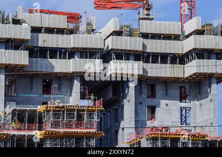 Athènes, Grèce. 26 août 2024. La Tour Riviera d'Athènes est en construction. La construction du gratte-ciel de 200 mètres de haut de 50 étages, est en cours de développement sur le site de l'ancien aéroport d'Elliniko et vise à être le plus haut gratte-ciel résidentiel en bord de mer de la Méditerranée. Dans le même temps, la Grèce est au plus bas niveau en matière de logement social, tandis que le coût d’achat ou de location d’une maison augmente de manière exponentielle et dépasse de loin toute croissance des revenus. Crédit : Dimitris Aspiotis/Alamy Live News Banque D'Images