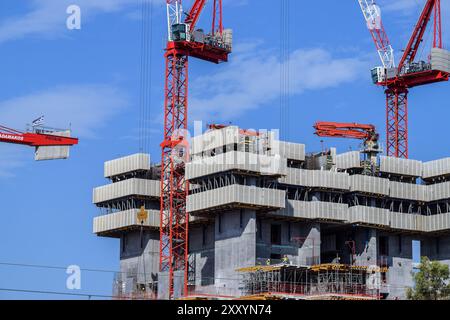 Athènes, Grèce. 26 août 2024. La Tour Riviera d'Athènes est en construction. La construction du gratte-ciel de 200 mètres de haut de 50 étages, est en cours de développement sur le site de l'ancien aéroport d'Elliniko et vise à être le plus haut gratte-ciel résidentiel en bord de mer de la Méditerranée. Dans le même temps, la Grèce est au plus bas niveau en matière de logement social, tandis que le coût d’achat ou de location d’une maison augmente de manière exponentielle et dépasse de loin toute croissance des revenus. Crédit : Dimitris Aspiotis/Alamy Live News Banque D'Images