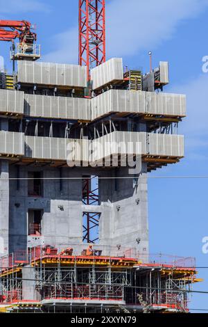 Athènes, Grèce. 26 août 2024. La Tour Riviera d'Athènes est en construction. La construction du gratte-ciel de 200 mètres de haut de 50 étages, est en cours de développement sur le site de l'ancien aéroport d'Elliniko et vise à être le plus haut gratte-ciel résidentiel en bord de mer de la Méditerranée. Dans le même temps, la Grèce est au plus bas niveau en matière de logement social, tandis que le coût d’achat ou de location d’une maison augmente de manière exponentielle et dépasse de loin toute croissance des revenus. Crédit : Dimitris Aspiotis/Alamy Live News Banque D'Images