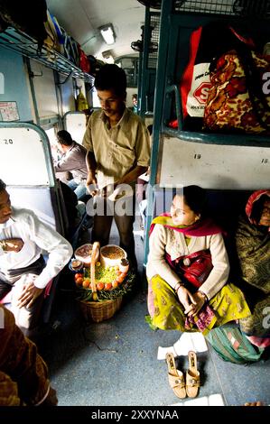 Voyager dans un train-couchette de deuxième classe au Bengale occidental, en Inde. Banque D'Images