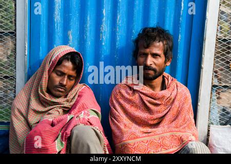 Hommes bengalis se reposant dans la rue à Kolkata, en Inde. Banque D'Images