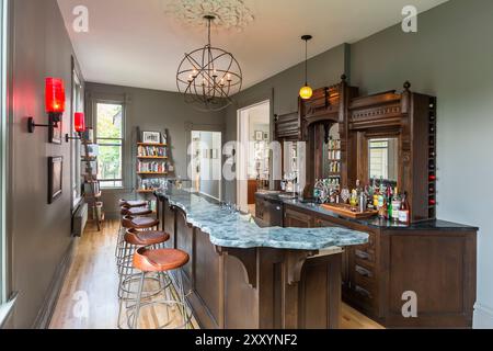 Chambre dans une ancienne maison qui a été rénovée en bar Banque D'Images