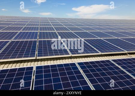 Panneaux solaires photovoltaïques installés sur le toit du bâtiment pour la production d'énergie électrique écologique propre. Électricité renouvelable avec concept zéro émission. Banque D'Images