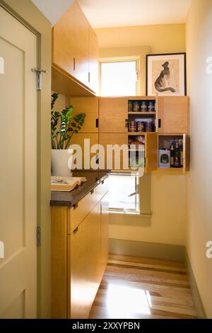 armoires modernes dans garde-manger - portes ouvertes Banque D'Images
