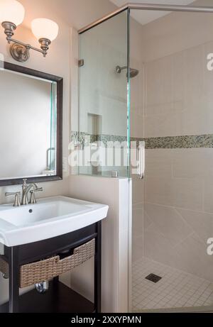 Petite salle de bain avec petit lavabo et douche à l'italienne Banque D'Images