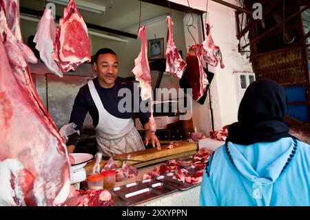 Une boucherie dans la médina de Casablanca, Maroc. Banque D'Images