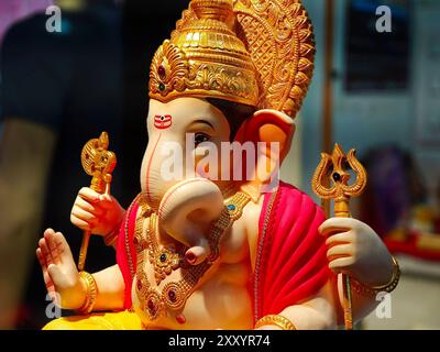 27 août 2024, idoles nouvellement faites du Dieu connues sous le nom de Ganesha ou Ganapati à vendre dans un magasin à la veille du festival de Ganesh à Pune, en Inde. Banque D'Images