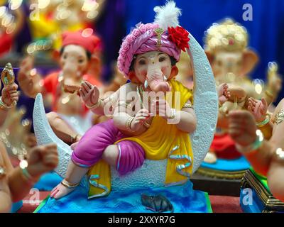 27 août 2024, idoles nouvellement faites du Dieu connues sous le nom de Ganesha ou Ganapati à vendre dans un magasin à la veille du festival de Ganesh à Pune, en Inde. Banque D'Images