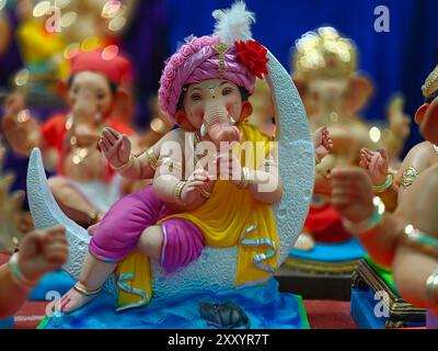 27 août 2024, idoles nouvellement faites du Dieu connues sous le nom de Ganesha ou Ganapati à vendre dans un magasin à la veille du festival de Ganesh à Pune, en Inde. Banque D'Images