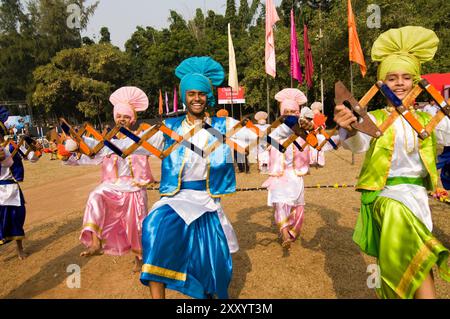 Le punjabi Bhangra danseurs dans l'action. Banque D'Images