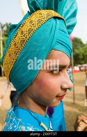 Portrait d'un danseur de bhangra punjabi pris lors d'un festival sikh à Chanddigarh, en Inde. Banque D'Images