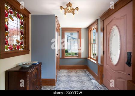 Couloir d'entrée de la maison victorienne rénovée avec murs colorés et vitraux Banque D'Images