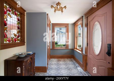 Couloir d'entrée de la maison victorienne rénovée avec murs colorés et vitraux Banque D'Images