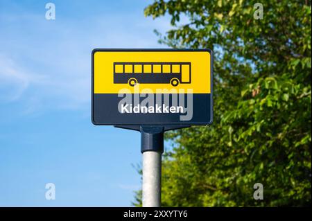 Maribo, Lolland, Danemark, 21 juillet 2024 - arrêt Schoolbus à la campagne Banque D'Images