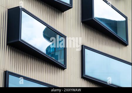 Saint Josse, Bruxelles, Belgique, 25 juillet 2024 - motifs abstraits des fenêtres d'un hôtel contemporain Banque D'Images