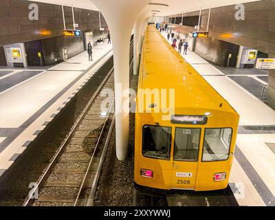 U-Bahn ligne U5 stations Rotes rathaus. Pièce nouvellement construite et dernière extension de la ligne souterraine U5. Berlin, Allemagne. Berlin U-Bahn U5 Rotes Rathaus Berlin Allemagne Copyright : xGuidoxKoppesxPhotox Banque D'Images