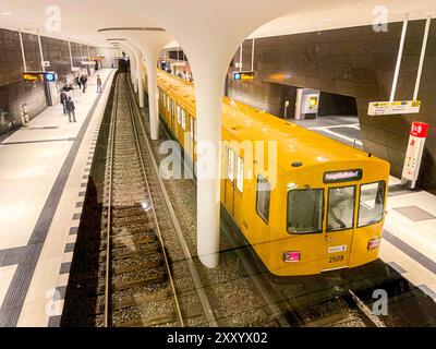 U-Bahn ligne U5 stations Rotes rathaus. Pièce nouvellement construite et dernière extension de la ligne souterraine U5. Berlin, Allemagne. Berlin U-Bahn U5 Rotes Rathaus Berlin Allemagne Copyright : xGuidoxKoppesxPhotox Banque D'Images