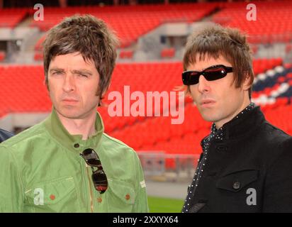 Photo du dossier datée du 16/10/2008 des membres du groupe Oasis Noel (à gauche) et Liam Gallagher lors d'une photoconférence au stade de Wembley. Liam et Noel Gallagher vont faire une annonce sur Oasis mardi, les fans anticipant une réunion entre les frères 15 ans après la séparation du groupe. Date d'émission : mardi 27 août 2024. Banque D'Images