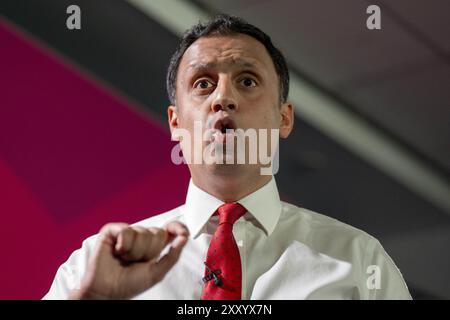 Dossier photo du 18/06/24 du dirigeant travailliste écossais Anas Sarwar. On a demandé au gouvernement écossais de "prendre la responsabilité" de régler les problèmes économiques du pays. Sarwar a cherché à capitaliser sur les terribles nouvelles financières de ces derniers mois en publiant ce que le parti appelle un dossier exposant l'ampleur du "déclin économique et de la mauvaise gestion financière" de l'Écosse qui peut être posé aux pieds des ministres. Date d'émission : mardi 27 août 2024. Banque D'Images