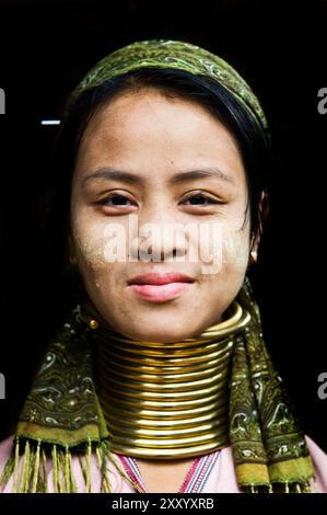 Portrait d'une femme à long cou Padong prise dans un camp de réfugiés à la frontière du Myanmar et de la Thaïlande. Banque D'Images