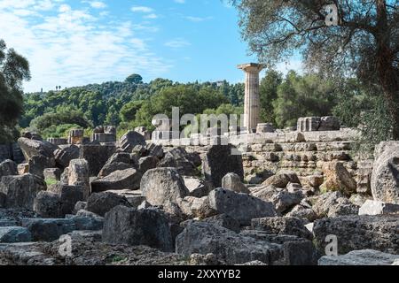 Olympia, Grèce - 9 octobre 2019 : des ruines antiques se prélassent sous un ciel serein. Banque D'Images