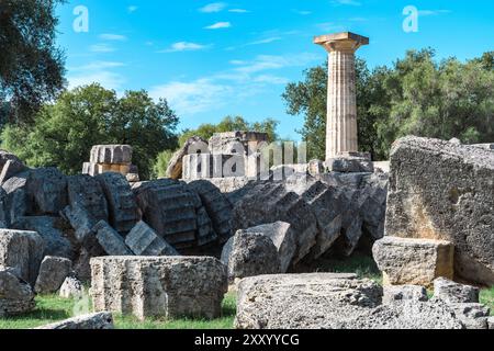 Olympia, Grèce - 9 octobre 2019 : ruines antiques sous ciel bleu clair. Banque D'Images