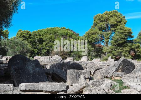 Olympia, Grèce - 9 octobre 2019 : des ruines antiques se prélassent sous le soleil. Banque D'Images