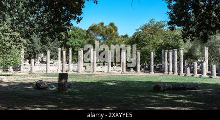 Olympia, Grèce - 9 octobre 2019 : des colonnes grecques anciennes se dressent au milieu des ruines. Banque D'Images