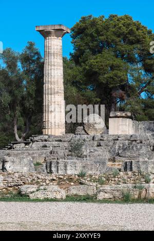 Olympia, Grèce - 9 octobre 2019 : colonne solitaire au milieu de ruines antiques. Banque D'Images