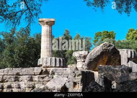 Olympia, Grèce - 9 octobre 2019 : une colonne solitaire se dresse parmi les ruines d'Olympia. Banque D'Images