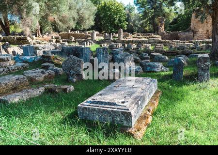 Olympia, Grèce - 9 octobre 2019 : les ruines antiques se prélassent à la lumière du soleil. Banque D'Images