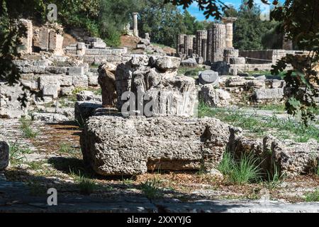 Olympia, Grèce - 9 octobre 2019 : les ruines antiques se prélassent à la lumière du soleil. Banque D'Images