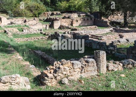 Olympia, Grèce - 9 octobre 2019 : ruines grecques antiques au milieu de la nature. Banque D'Images