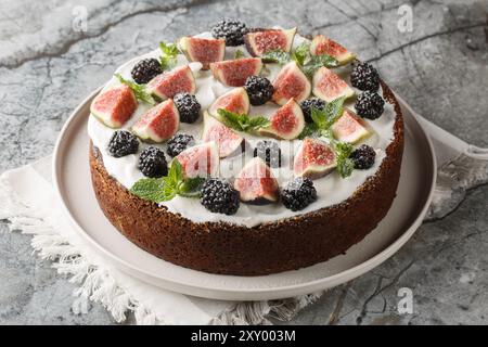 Gâteau d'automne avec figues, mûres et fromage ricotta gros plan dans une assiette sur la table. Horizontal Banque D'Images