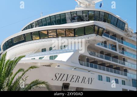 Kotor, Monténégro - 23 juillet 2024 : Nouveau navire de croisière Silver Ray amarré dans le port de Kotor, Monténégro. Banque D'Images