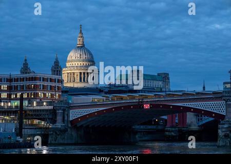 Vue nocturne de Londres, Angleterre, depuis la Tamise avec ciel nuageux Banque D'Images