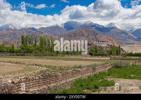 Une vue lointaine du monastère de Stakna avec des montagnes enneigées en arrière-plan dans le Ladakh. Cliqué le 20 mai 2023. Banque D'Images