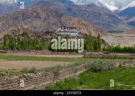 Une vue lointaine du monastère de Stakna avec des montagnes enneigées en arrière-plan dans le Ladakh. Cliqué le 20 mai 2023. Banque D'Images