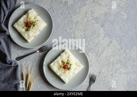 Dessert traditionnel turc du Ramadan gullac, dessert laiteux avec de la poudre de pistache et de la confiture de fraises, cuisine ottomane Banque D'Images