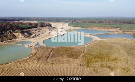 carrière inondée photographiée depuis un drone. la nature environnante est dévastée Banque D'Images