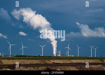 Mine de charbon à ciel ouvert de Tagebau Garzweiler avec RWE Power AG Kraftwerk Neurath Grevenbroich et RWE Power AG Kraftwerk Niederaußem, North RHI Banque D'Images